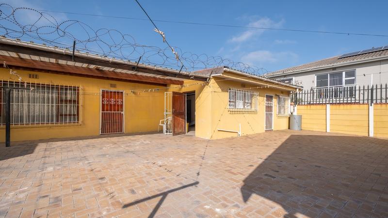 4 Bedroom Property for Sale in Cravenby Western Cape
